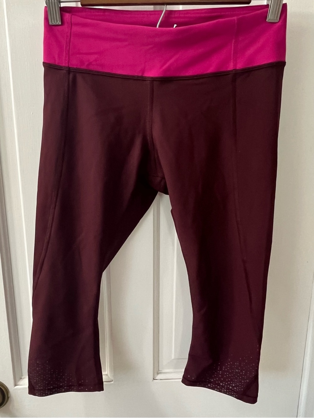 Lululemon Tight Stuff Crop leggings in Bordeaux Drama / Raspberry. Size 6